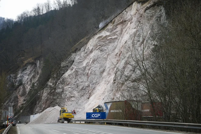 Na delovišče državne ceste Zagorje Trbovlje se je danes oglasila namestnica direktorja DRSI Ljiljana Herga in napovedala sobotno miniranje. Foto Jože Suhadolnik
