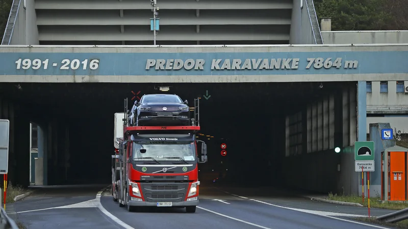 Fotografija: Medtem ko so Avstrijci že globoko v gorovju, ni znano, kdaj se bo začela gradnja na slovenski strani. Foto Jože Suhadolnik