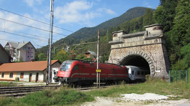 Fotografija: Prvi vlak je skozi predor Karavanke pripeljal oktobra 1906, od takrat se ni veliko spremenilo. Foto Blaž Račič