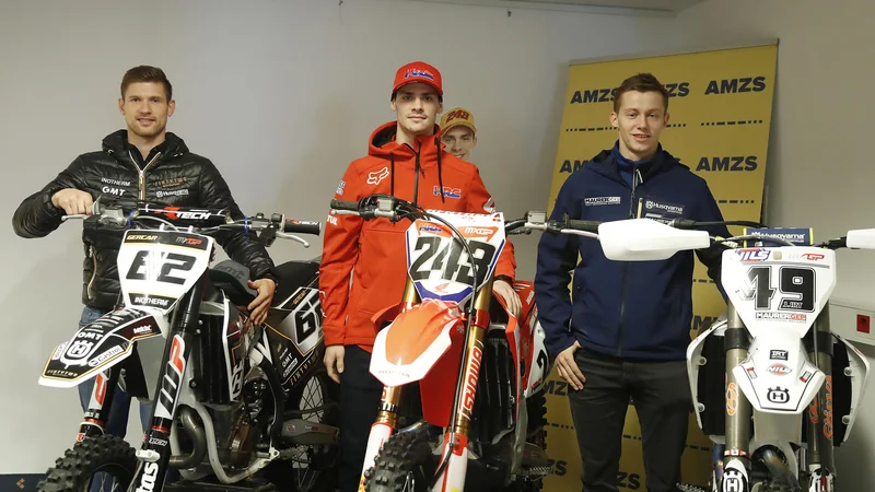 Fotografija: Lani so v eliti dirkali (z leve) Klemen Gerčar, Tim Gajser in Jernej Irt, ki je zaradi težav s hrbtom končal svojo pot v MXGP. FOTO: Leon Vidic/Delo