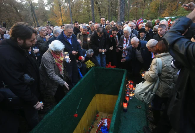 Simboličen pokop krste s kostmi žrtev iz Hude jame na mariborskem pokopaliču Dobrava oktobra 2016. FOTO: Tadej Regent/Delo