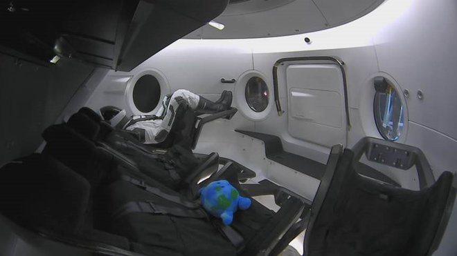 Ripley in plišasta Zemlja v dragonu. Ripley je testna lutka s senzorji zaznavanje vplivov poleta na glavo, vrat in hrbtenico. Plišasta igrača pa namenoma ni privezana, da bodo lahko spremljali njeno lebdenje v breztežnostnem poletu, je na twitterju navedel Musk.
Foto: SpaceX