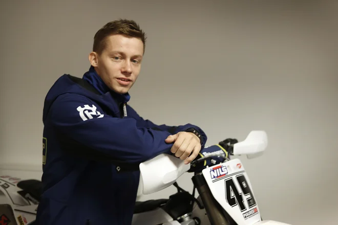 Jernej Irt, ki se je v preteklih sezonah meril tudi v MXGP, se je po poškodbi hrbta odločil, da je dovolj. Še vedno ni povsem okreval po počenih vretencih. Odprl je novo življenjsko poglavje, končal študij in si našel službo. FOTO: Leon Vidic/Delo