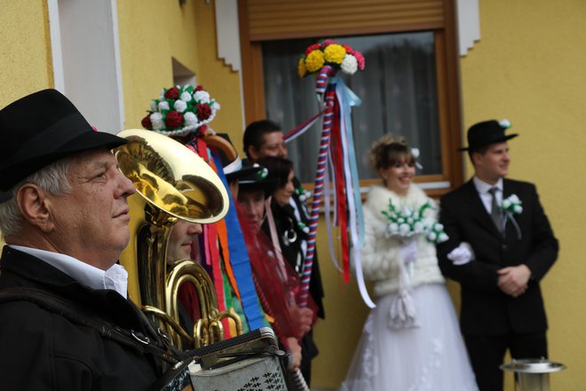 V spremstvu muzikantov so svatje prišli po nevesto na njen dom. FOTO: Jože Pojbič/Delo