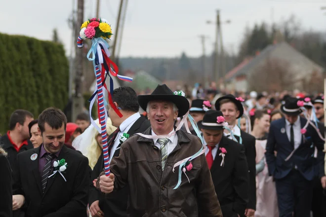 Tudi pozvačin je nepogrešljiv lik prekmurskih in porabskih gostüvanj. FOTO: Jože Pojbič/Delo