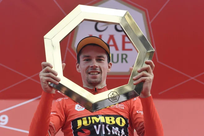 Primož Roglič z nagrado za končno zmago. FOTO: Fabio Ferrari / Lapresse&nbsp;