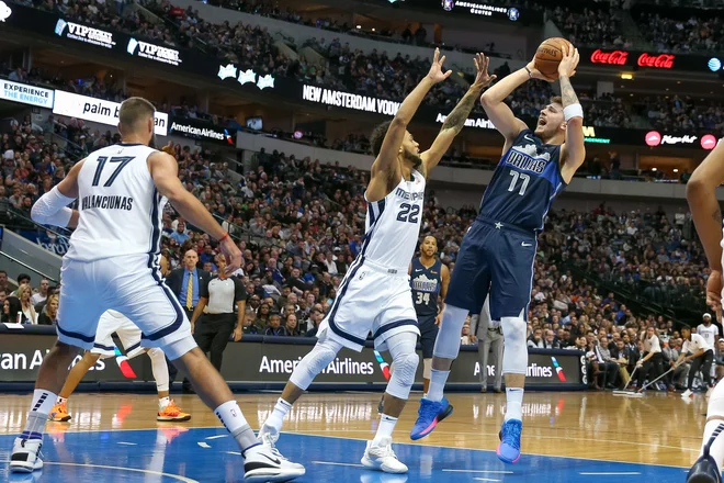 Luka Dončić je v treh četrtinah vpisal največ točk na tekmi. FOTO: Andrew Dieb/Reuters