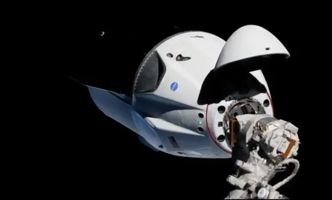 Dragon bo na postajo pritrjen do petka.
Foto: Nasa