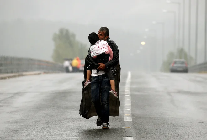 Sirski begunec blizu grške vasi Idomeni 10. septembra 2015.<br />
FOTO: Yannis Behrakis/Reuters