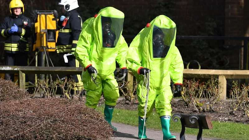 Fotografija: Lanski prizori iz Salisburyja kot opozorilo, da pred živčnimi strupi nismo varni niti v mirnih državah. FOTO: AFP