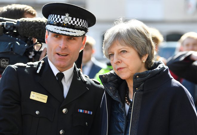Britanska premierka Theresa May je deset dni po napadu obiskala Salisbury. FOTO: REUTERS/Toby Melville