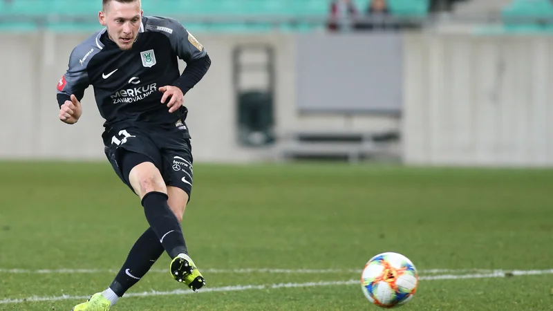Fotografija: Matic Črnic je veliko boljšo igro Olimpije v zadnjih sekundah prvega polčasa le spremenil v gol. FOTO: Tomi Lombar/Delo