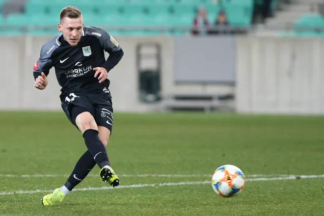 Matic Črnic je veliko boljšo igro Olimpije v zadnjih sekundah prvega polčasa le spremenil v gol. FOTO: Tomi Lombar/Delo