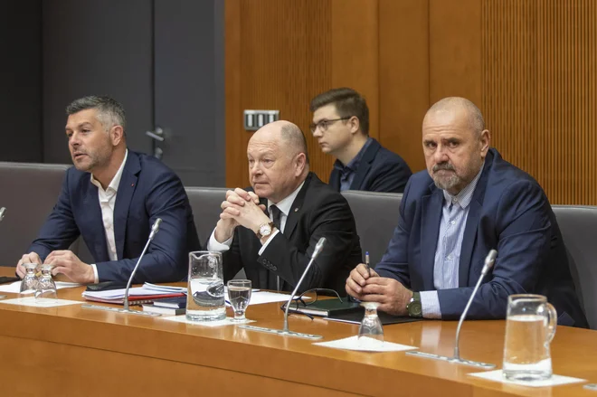 Kandidat za ministra za kulturo Zoran Poznič s poslancema SD Samom Bevkom in Matjažem Nemcem. FOTO: Voranc Vogel/Delo