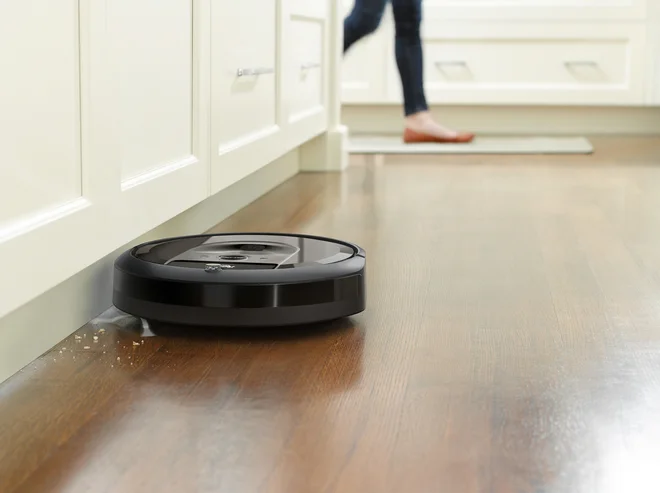 Robotu lahko naročite, naj očisti določene sobe kar z uporabo glasovnih ukazov ali prek aplikacije iRobot HOME. Foto: iRobot