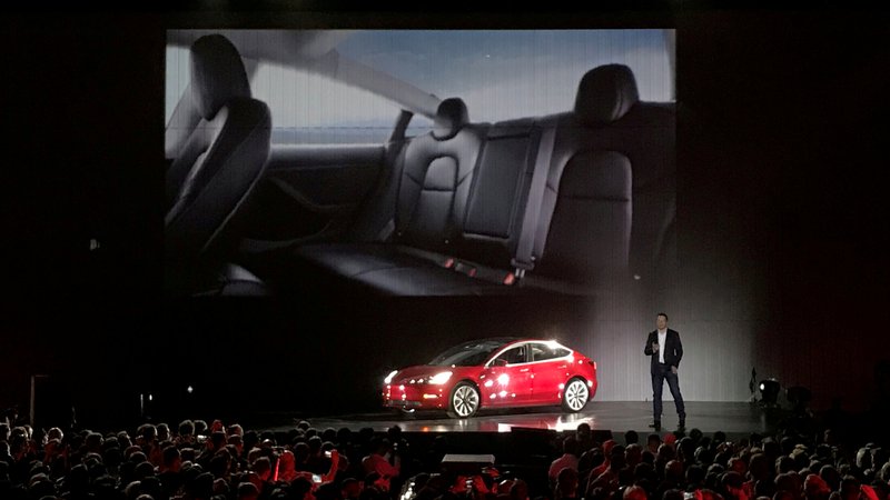 Fotografija: Elon Musk z modelom 3. Foto Alexandria Sage Reuters