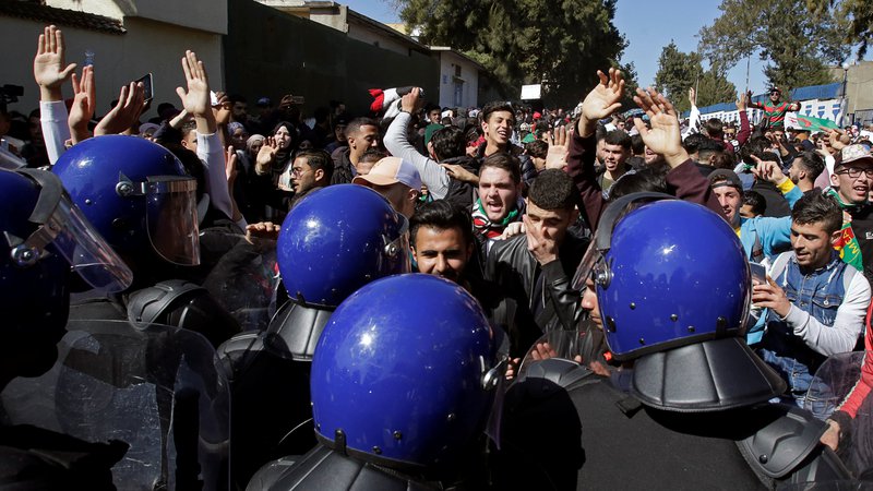Fotografija: »Buteflika, odidi!«, »Ne petemu mandatu!«, »Republika, ne monarhija!«, je le nekaj sloganov, ki v zadnjih tednih odmevajo na ulicah alžirskih mest. FOTO: Reuters