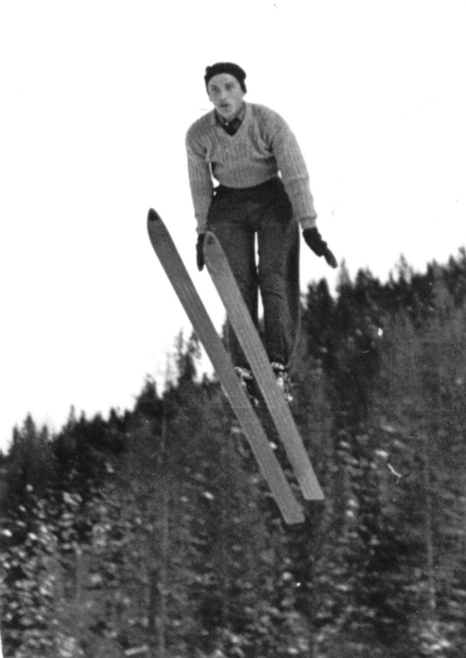 V letih pred drugo svetovno vojno se je izkazal tudi kot smučarski skakalec.