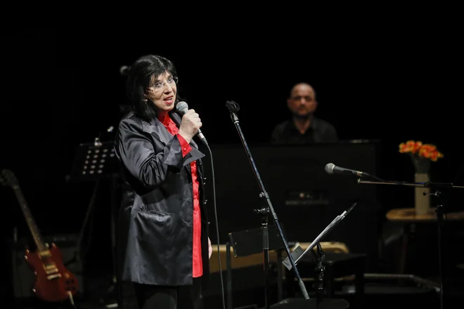 Svetlana Makarovič je Borisu odpela šanson Rojstni dan: Boris je bil potepuški maček, jaz sem bila potepuška mačka. Morda sva res stara, nikoli pa ne bova zastarela. FOTO:Uroš Hočevar