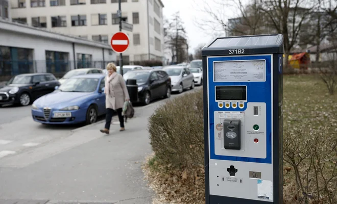 Parkirne dovolilnice omogočajo stanovalcem brezplačno parkiranje, a ne zagotavljajo prostega parkirnega mesta. FOTO: Blaž Samec/Delo