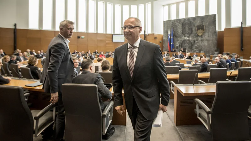 Fotografija: Državni zbor se je seznanil z odstopom poslanca LMŠ Darija Krajčiča, ki je nato sejo tudi zapustil. FOTO: Voranc Vogel/delo