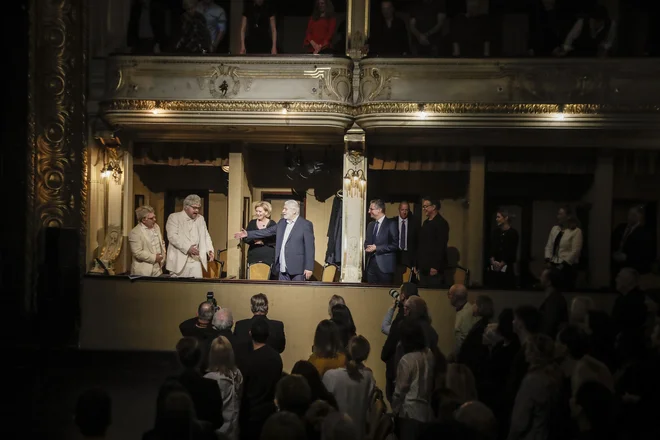 Prvih 80 let Borisa Cavazze: Danes si lahko vse, kar hočeš. Boris je bil celo Predsednik (sta namignila na film, za katerega je Boris napisal scenarij) »Ja, ampak samo na filmu,« je rekel Emeršič, »kje si pa videl, da bi bil igralec zares predsednik? FOTO: Uroš Hočevar