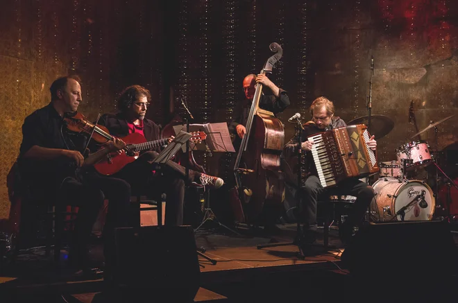 Glasba skupine Tori Tango se ziblje med prizori, vzdihi, izdihi, poljubi in dotiki. Foto Lucija Novak