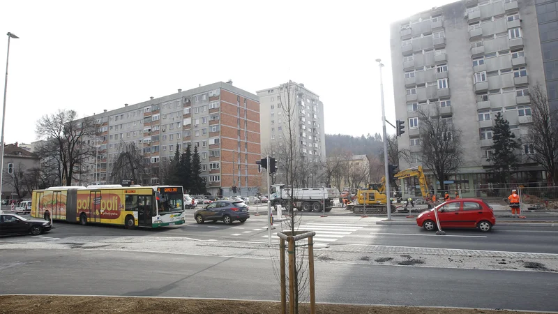 Fotografija: Polovično obnovljeno in polovično zaprto križišče Drenikove, Celovške in Na Jami. FOTO: Mavric Pivk/Delo