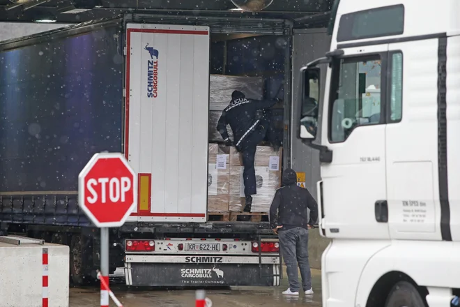 Zdaj čakajo tovornjaki na posamezni meji tudi po sedem ur. FOTO: Tadej Regent/Delo