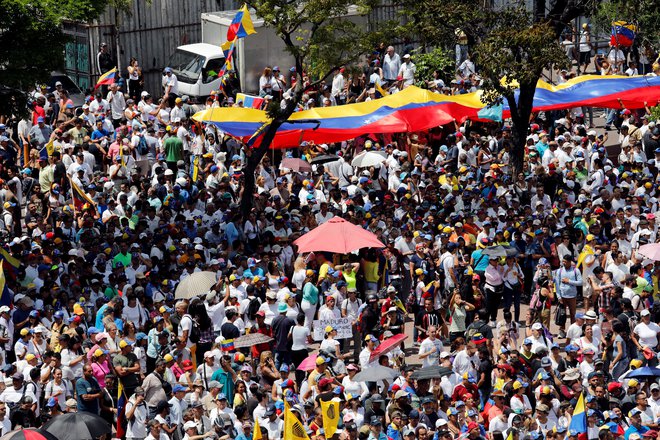 Podporniki Guaida so se množično zbrali v Caracasu. FOTO: Reuters