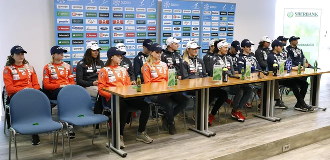 Po vrnitvi z 52. svetovnega prvenstva v nordijskem smučanju na avstrijskem Tirolskem se je slovensko zastopstvo predstavilo na novinarski konferenci pri (ruskem) bančnem pokrovitelju v Ljubljani. FOTO: Blaž Samec/Delo