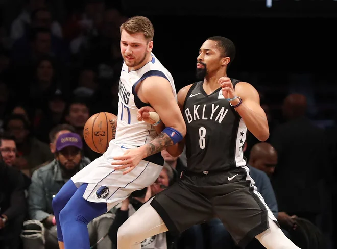 Luka Dončić je ob koncu prvega polčasa navdušil z noro trojko s sredine igrišča. FOTO: Andy Marlin/Reuters