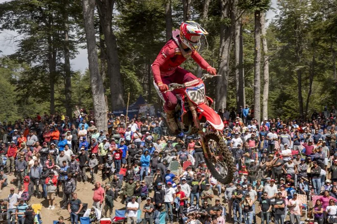 Timov oče Bogo Gajser pravi, da njegov sin na dirki ni pokazal tistega, kar kaže na treningih, a začetek je dober. FOTO: Honda HRC