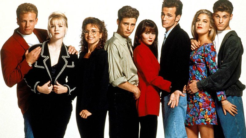 Fotografija: Priljubljena zasedba serije Beverly Hills 90210, ki je luč dneva ugledala 4. oktobra 1990. FOTO: Nn