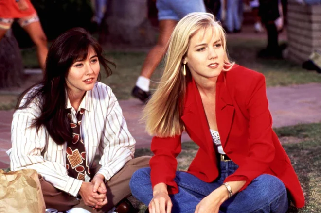 Shannen Doherty in Jennie Garth na snemanju serije Beverly Hills 90210 leta 1991. FOTO: Courtesy Everett Collection
