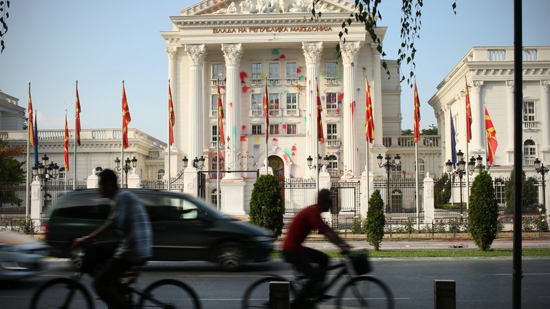 Fotografija: Novi makedonski predsednik bo prvi, ki bo državo predstavljal pod imenom Severna Makedonija. Za favorita velja Stevo Pendarovski. FOTO: Jure Eržen/Delo