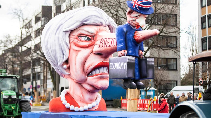 Fotografija: Britanska premierka Theresa May s pinokijevim nosom. Foto Marcel Kusch Afp
