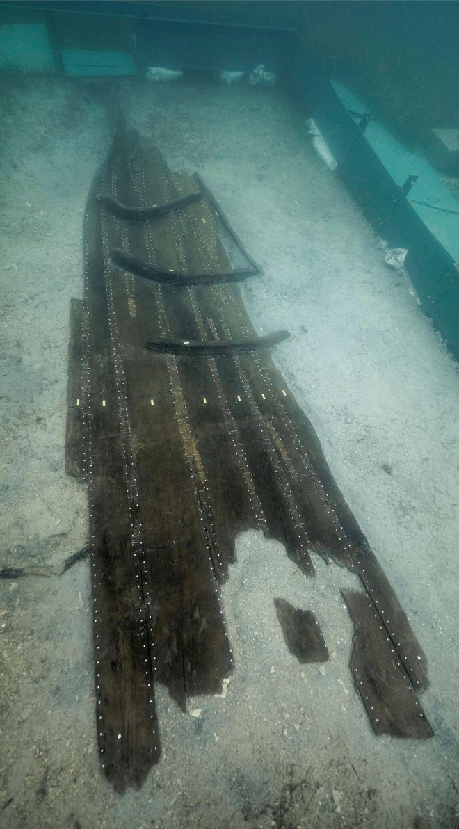 Razbitine tri tisoč let stare šivane ladje. Foto Phillipe Groscaux