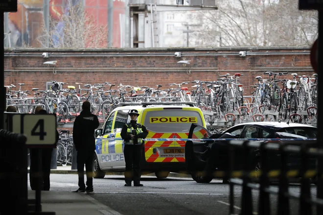 Policisti pri železniški postaji Waterloo FOTO: AFP