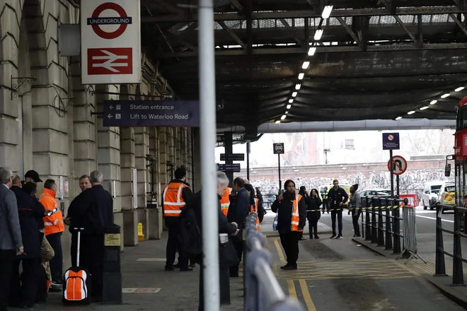 Policisti pri železniški postaji Waterloo FOTO: AFP