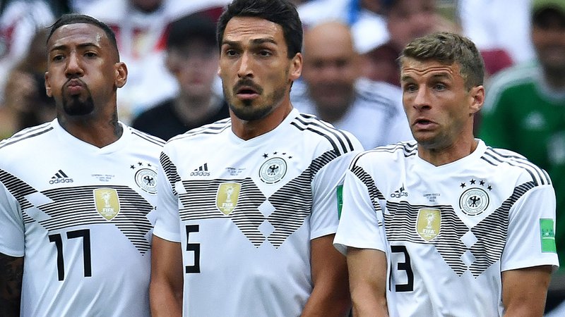Fotografija: »Aufwiedersehen« (nasvidenje), je trojici svetovnih nogometnih prvakov iz leta 2014 rekel selektor Joachim Löw. FOTO: AFP