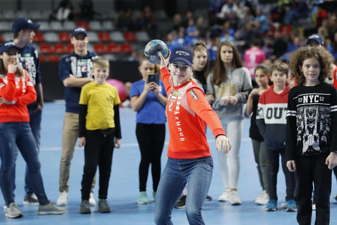 Pester program so zaznamovali tudi najmlajši rokometni navdušenci. FOTO: Leon Vidic/Delo