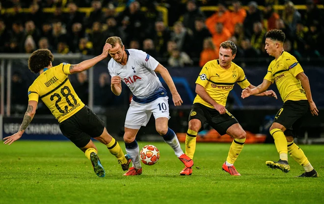 Borussiin Belgijec Axel Witsel (levo) v tej akciji ni ustavil Tottenhamovega kapetana in strelca Harryja Kanea. FOTO: AFP