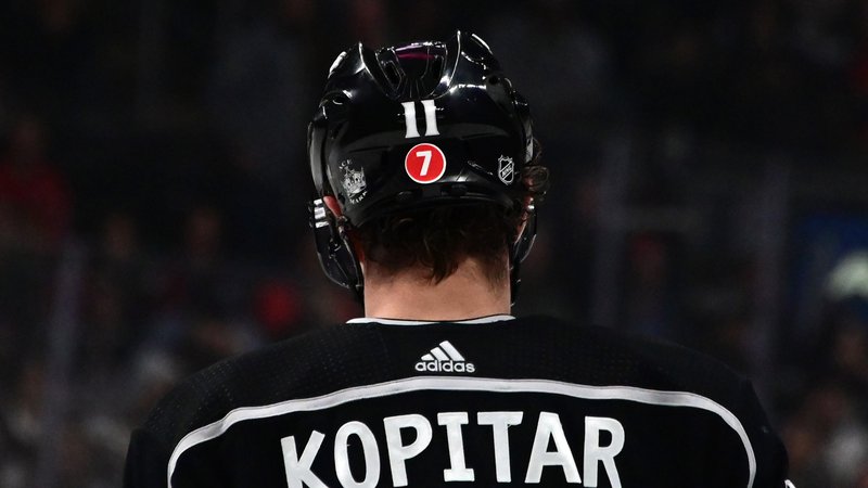 Fotografija: Sedmica na čeladi Anžeta Kopitarja je bila v spomin na nedavno preminulo legendo NHL Teda Lindsaya. FOTO: Kirby Lee/Reuters