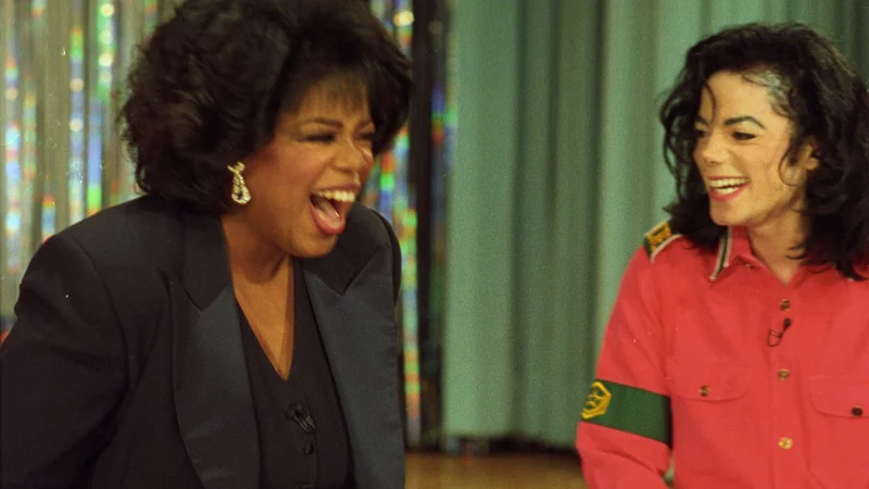 Fotografija: Kraljica pogovornih oddaj Oprah Winfrey je leta 1993 v svoji oddaji gostila Michaela Jacksona. Intervju je bil odmeven in gledan, a ga tokrat Oprah ni omenila. FOTO: Stringer/Reuters
