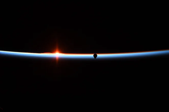 Zora nove ere v vesoljskih poletih s človeško posadko – tako je astronavtka Anne McClain povzela uspeh javno-zasebnega partnerstva med Naso in Spacexom, ko je v nedeljo na Mednarodno vesoljsko postajo uspešno pripotovala kapsula Crew Dragon. FOTO: Anne McClain/Nasa