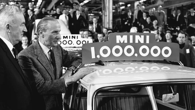 Sir Alec Issigonis ob milijonti različici svojega malega velikana