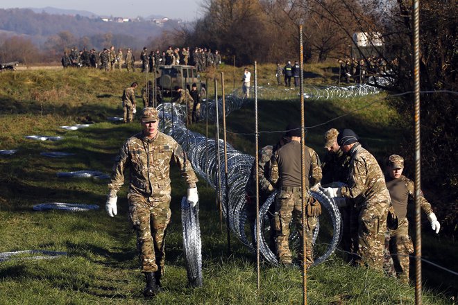 Pričetek postavljanja žičnate ograje na meji s Hrvaško novembra 2015. FOTO: Matej Družnik/Delo