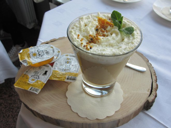 Kava z medom in medeno smetano, posuta s cvetnim prahom. FOTO: Špela Kuralt/Delo