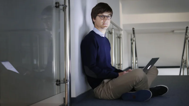 Fotografija: Jure Leskovec je profesor na Stanfordu. Od fundacije Marka Zuckerberga je prejel 1,3 milijona evrov za raziskave za odkrivanje metod zdravljenja različnih bolezni. FOTO: Leon Vidic/Delo